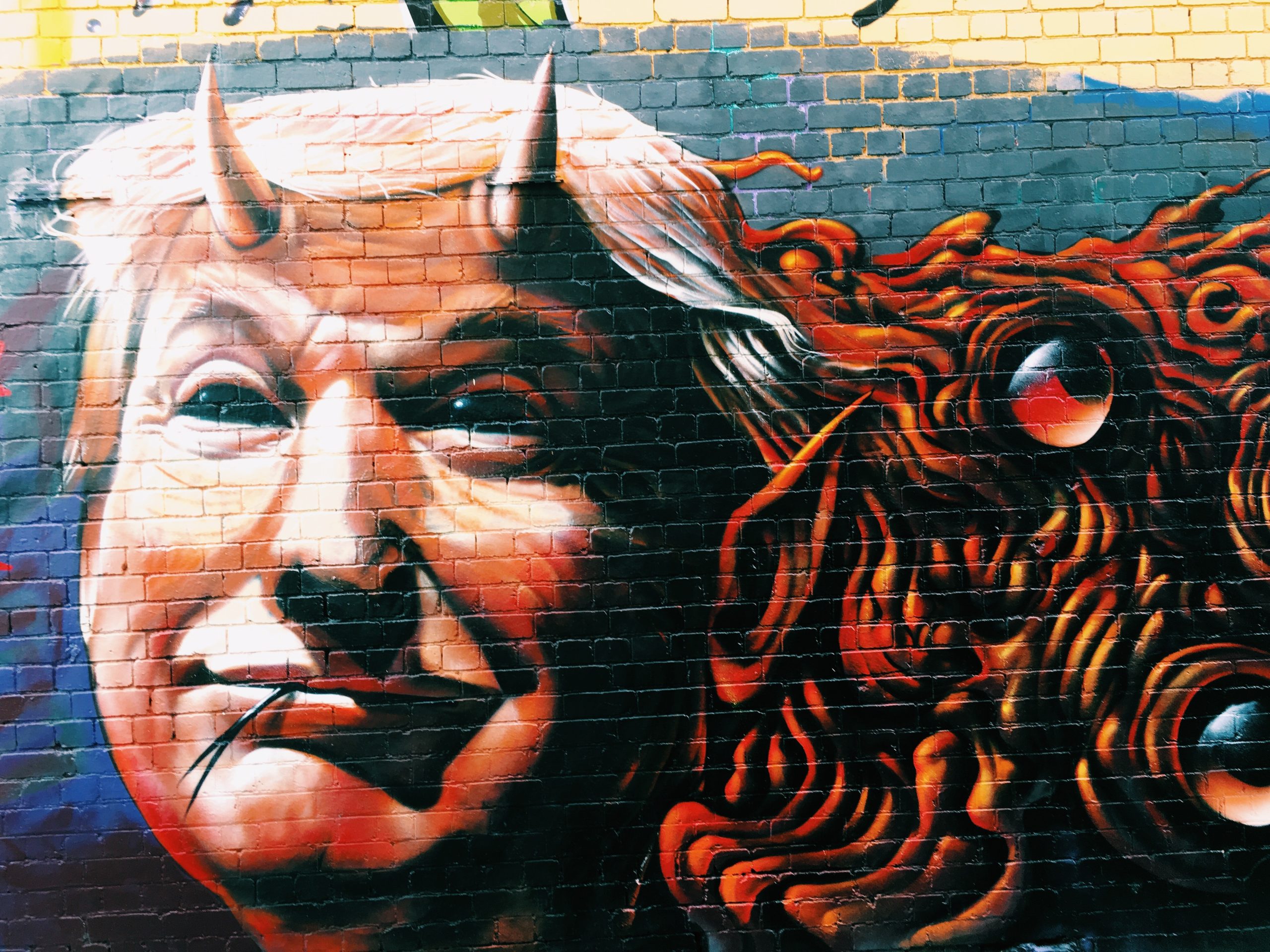 Karikatur von Donald Trump auf einer Mauer